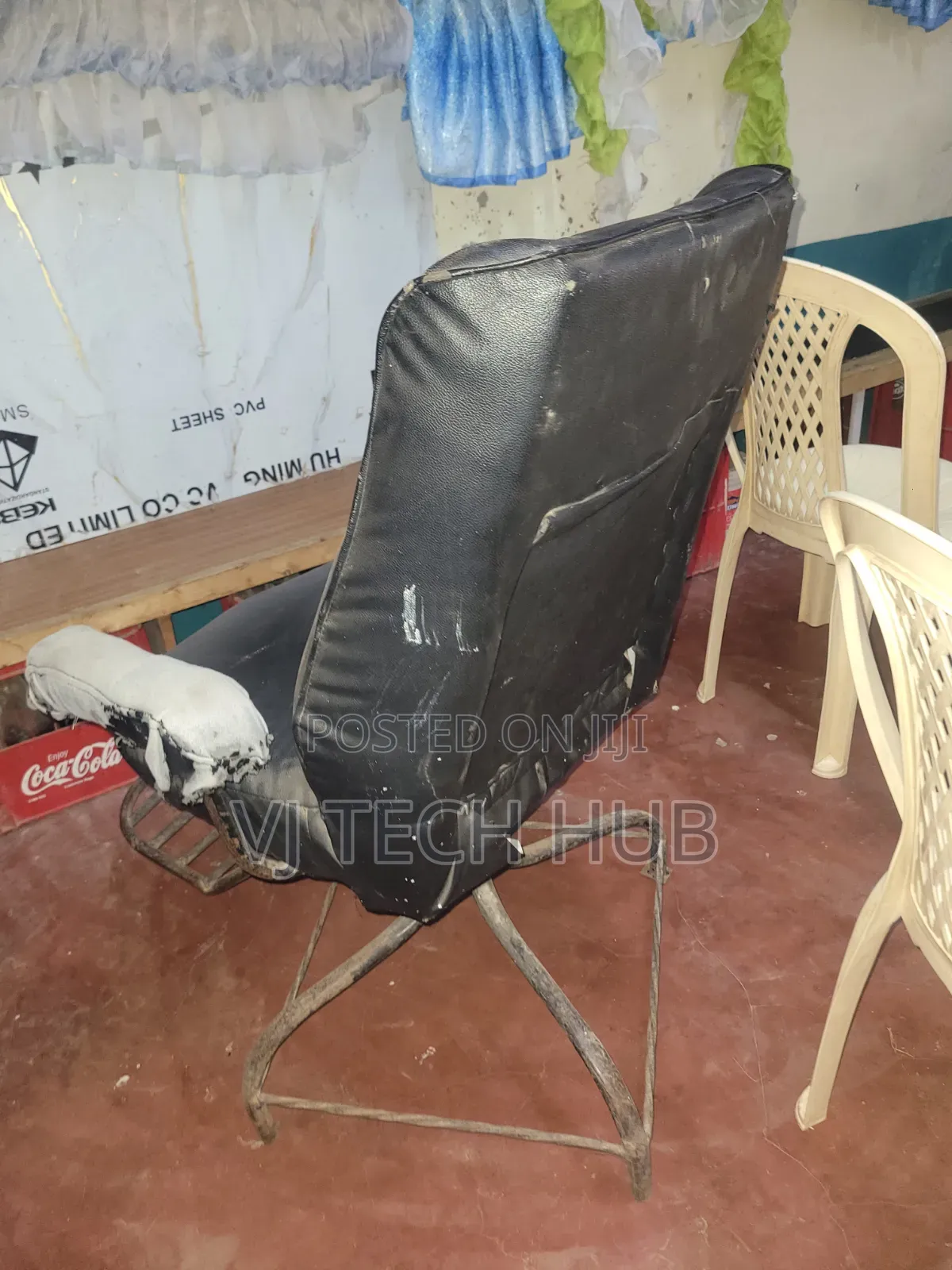 Simple Kinyozi Chair