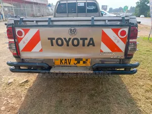 Toyota Hilux 2006 Brown