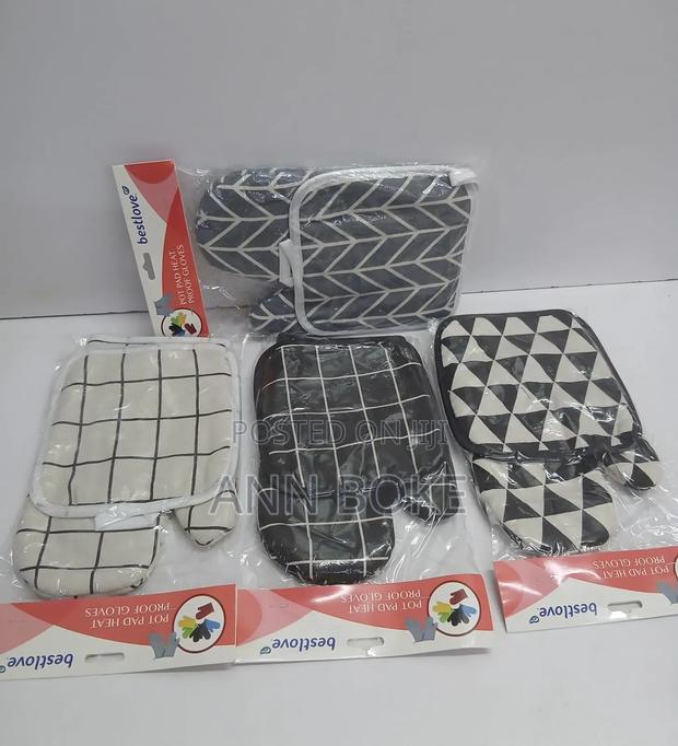 *Insulated Kitchen Oven Gloves With Place Mat*