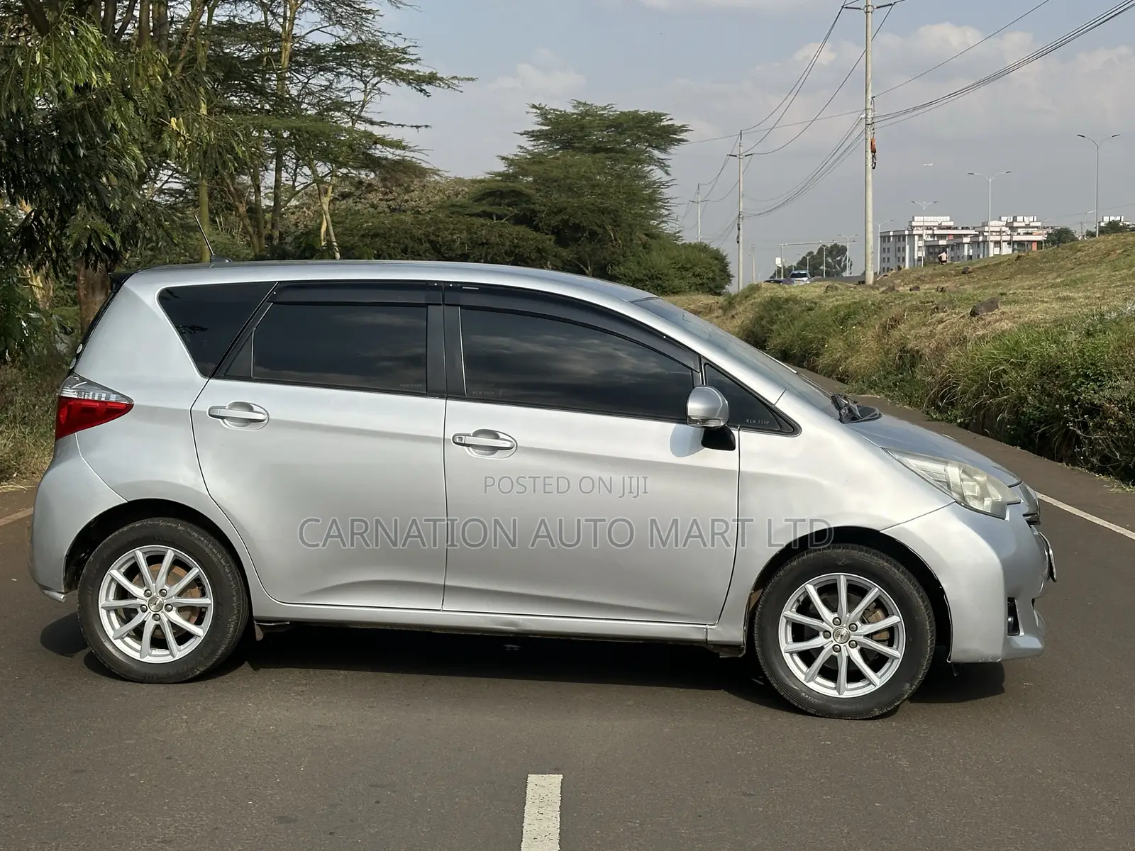 Toyota Ractis 2010 Silver