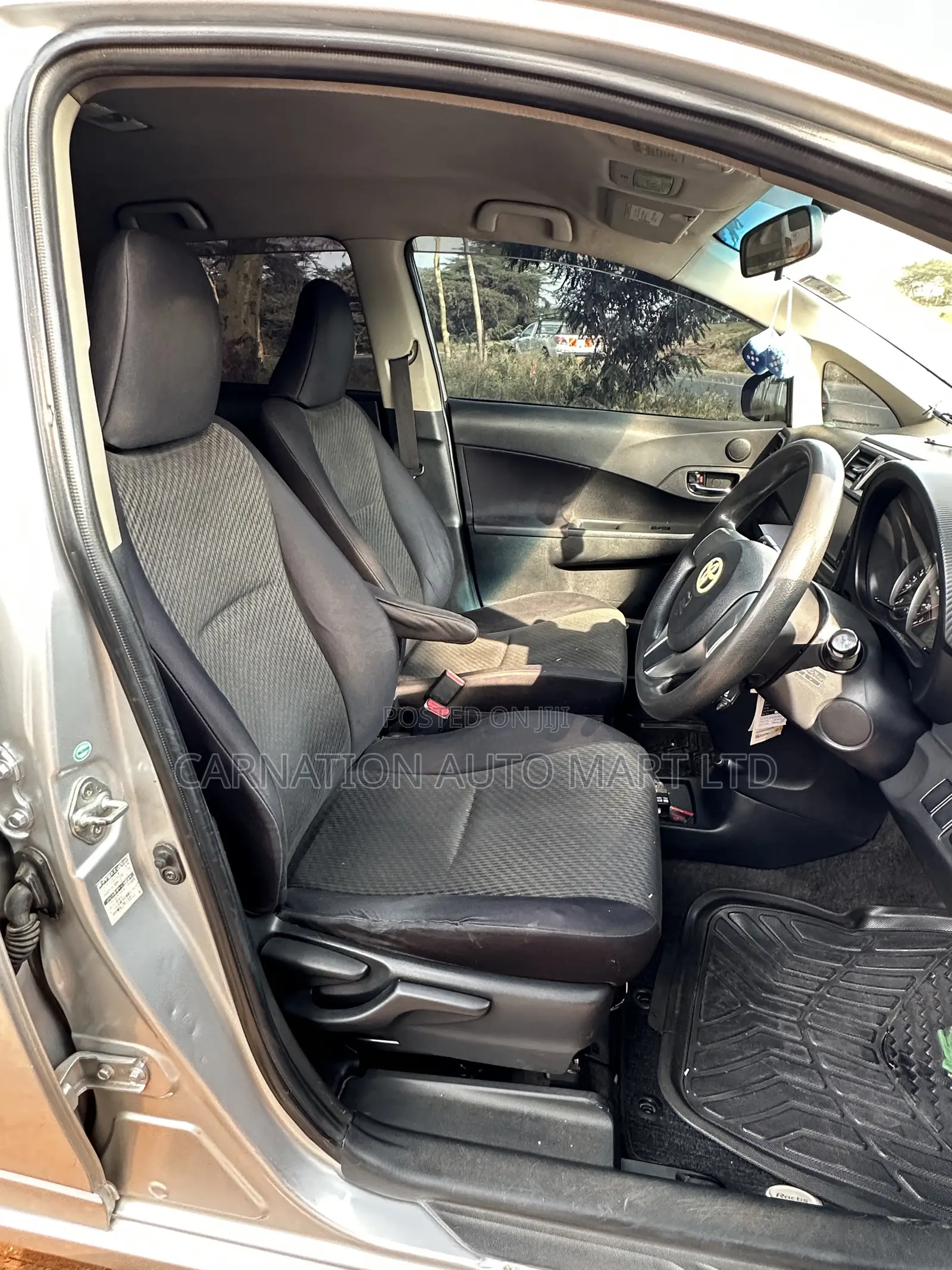 Toyota Ractis 2010 Silver