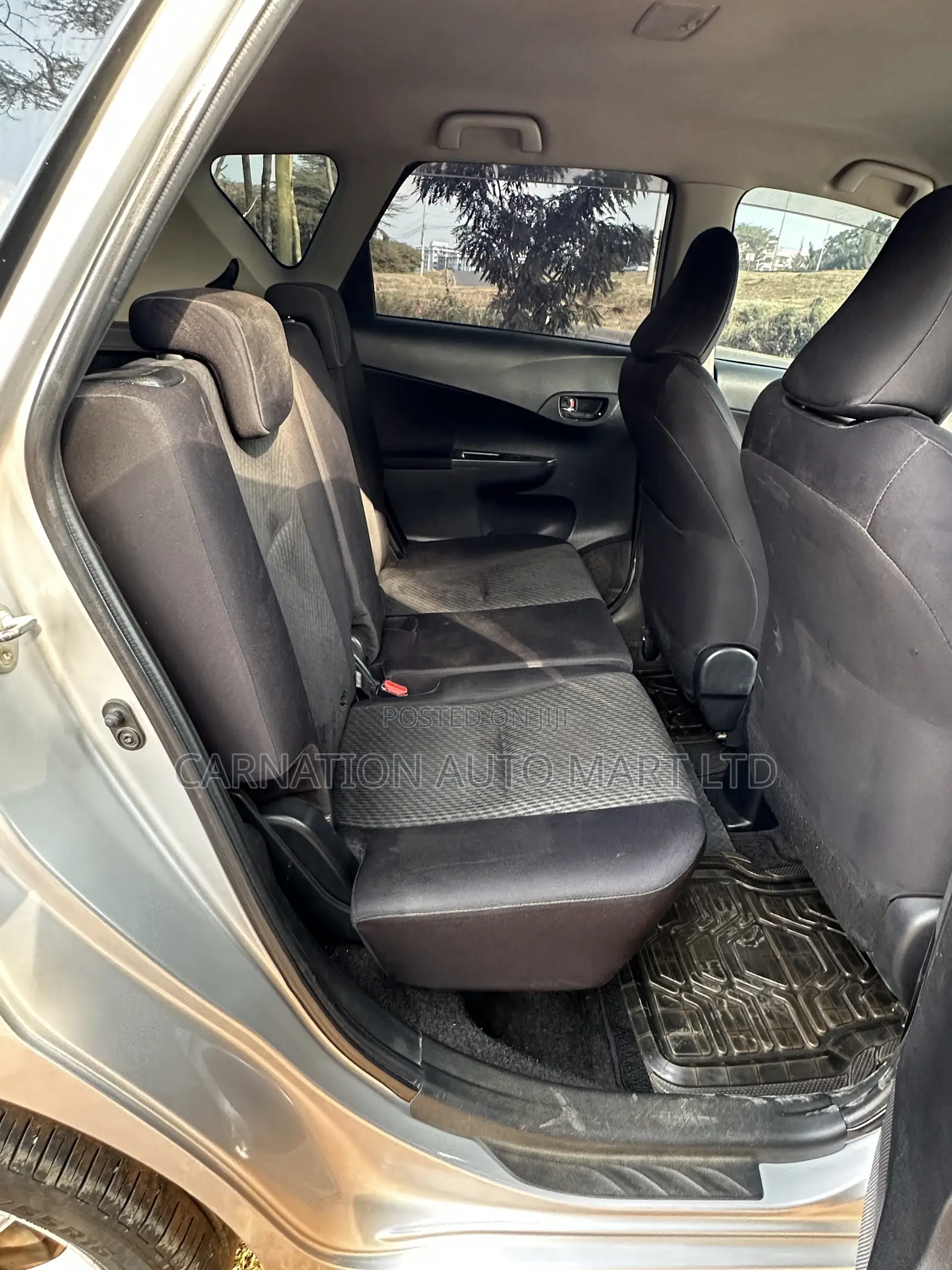 Toyota Ractis 2010 Silver