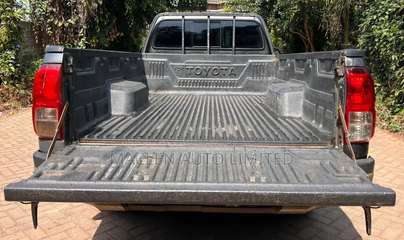 Toyota Hilux 2017 Gray