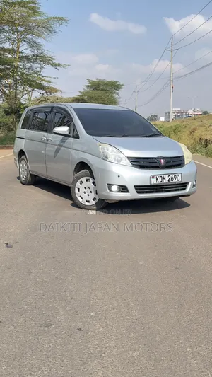 Toyota ISIS 2016 Silver