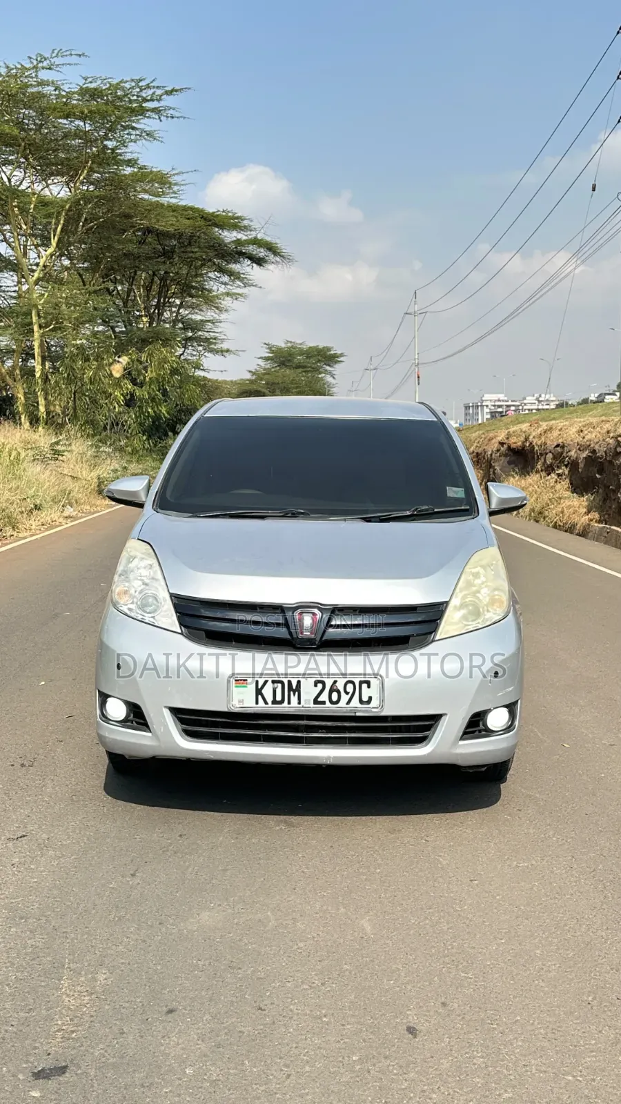 Toyota ISIS 2016 Silver