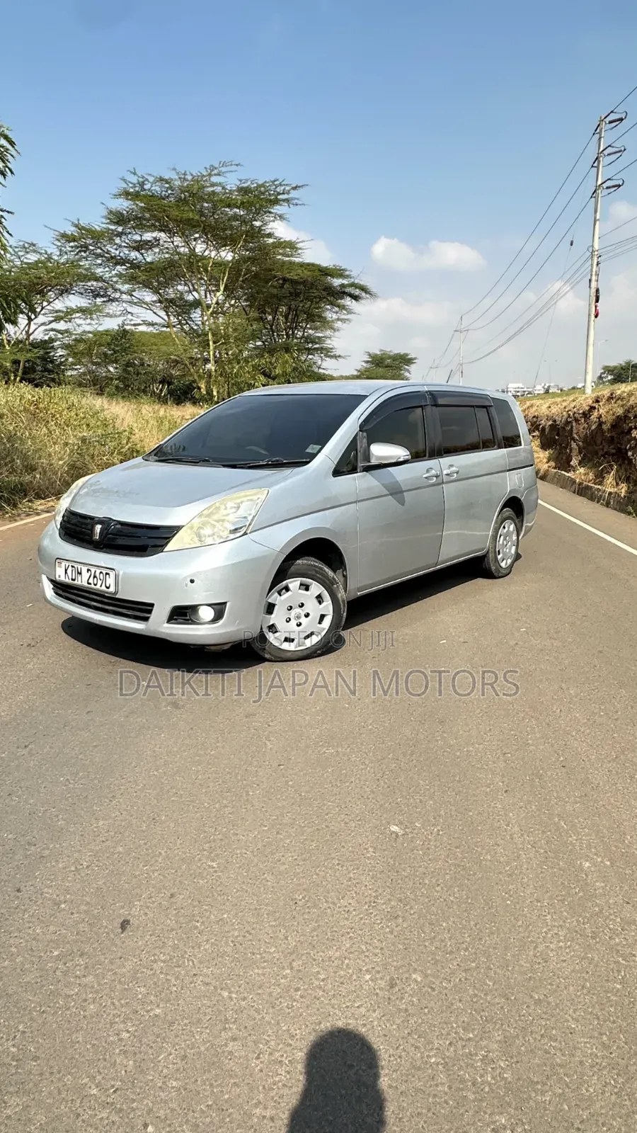 Toyota ISIS 2016 Silver