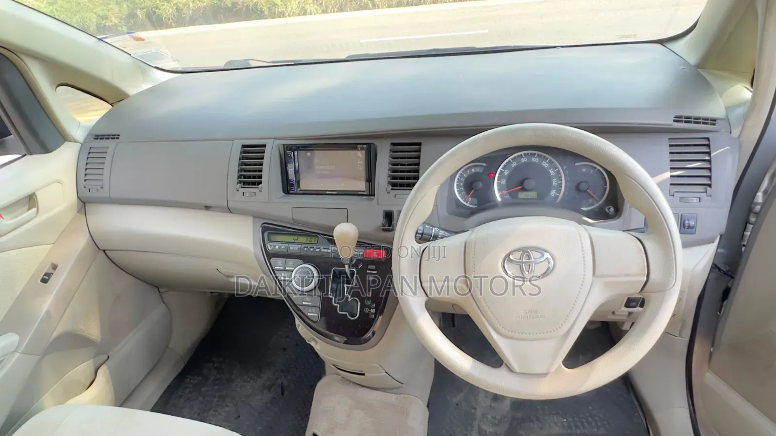 Toyota ISIS 2016 Silver
