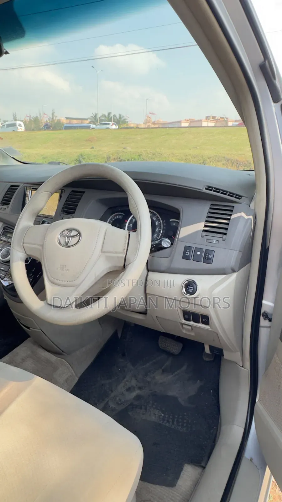 Toyota ISIS 2016 Silver