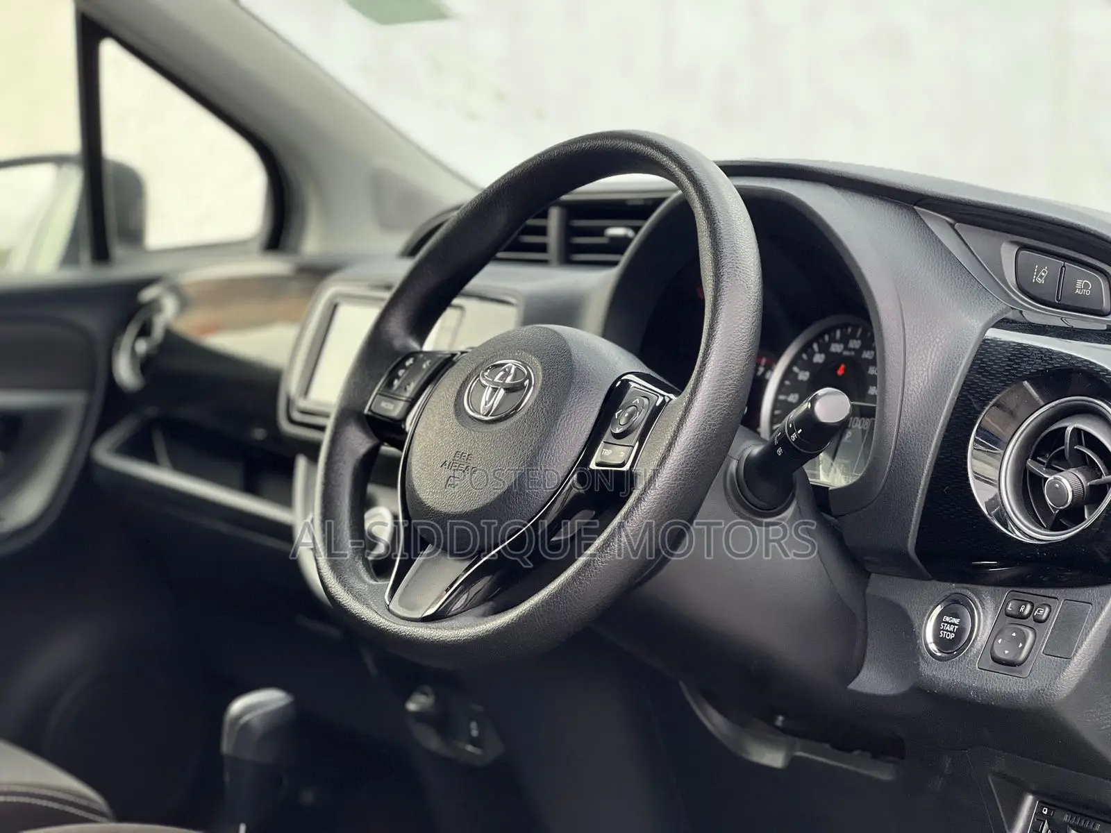 Toyota Vitz 1.3 FWD 5dr 2019 Silver