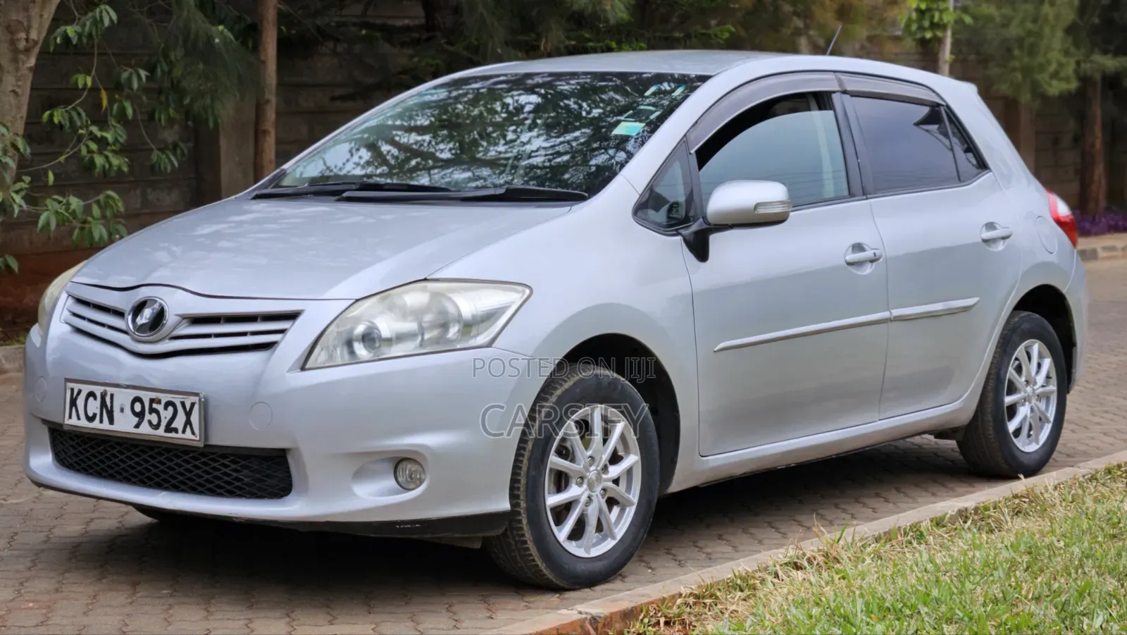 Toyota Auris 2010 Silver