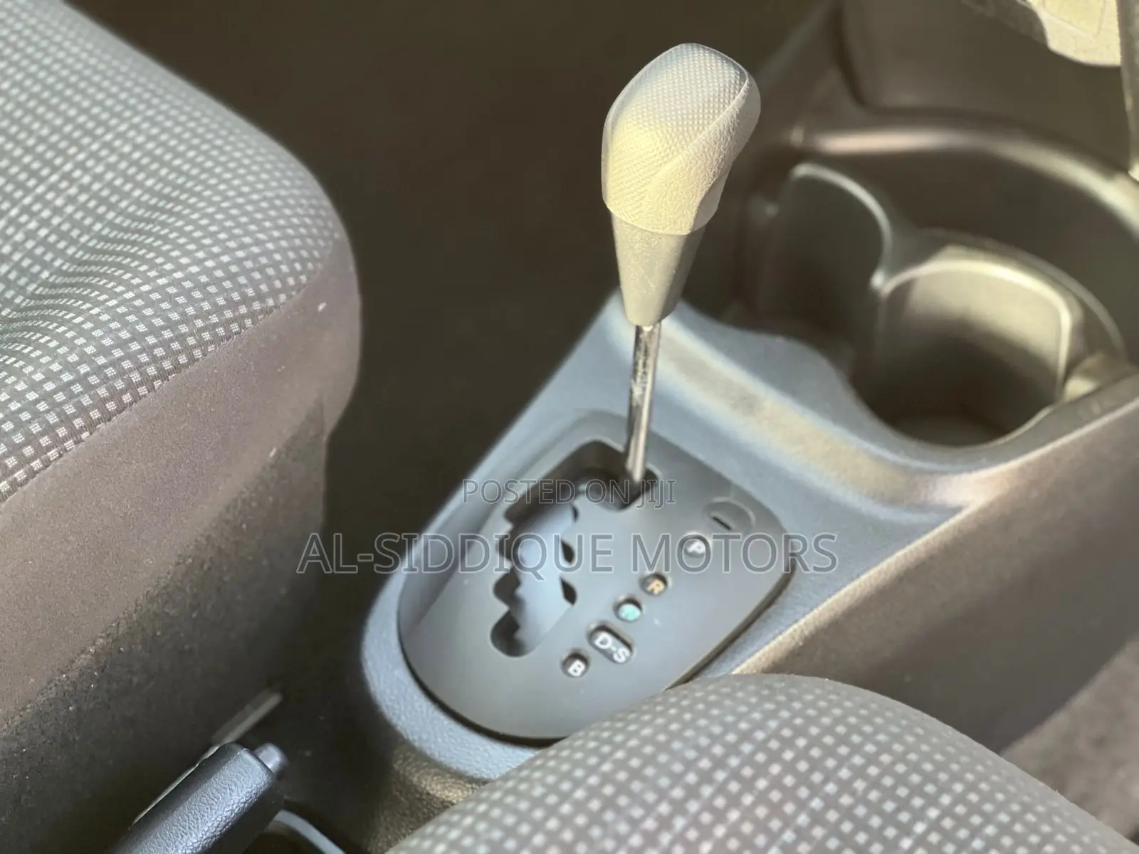 Toyota Vitz 1.3 FWD 5dr 2019 Pearl