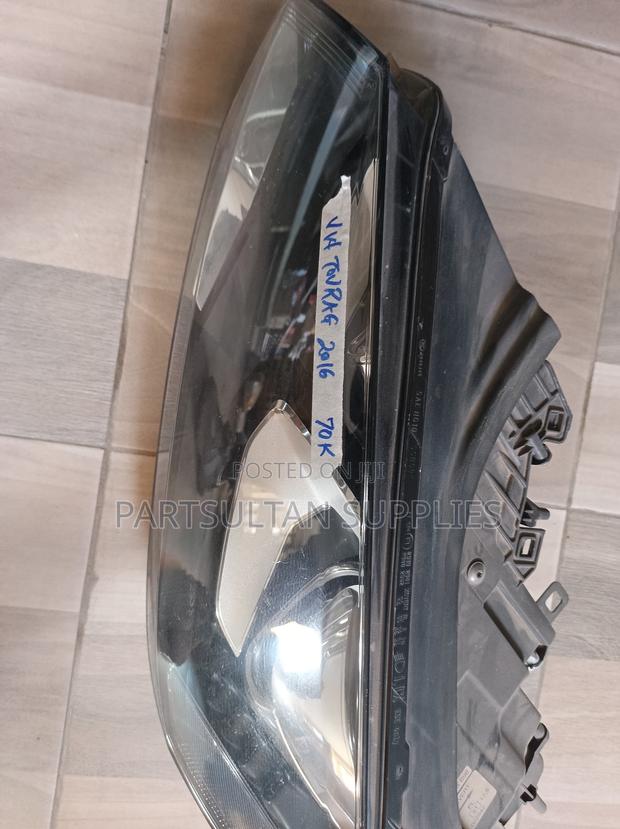 LHS Vw Tourag 2016 Headlights