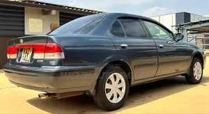 Nissan Sunny 2000 Gray