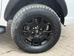 Toyota Hilux 2019 Pearl