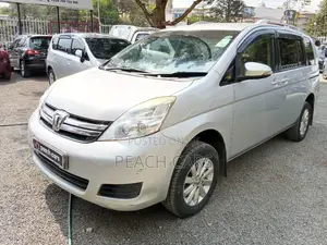 Toyota ISIS 2014 Silver