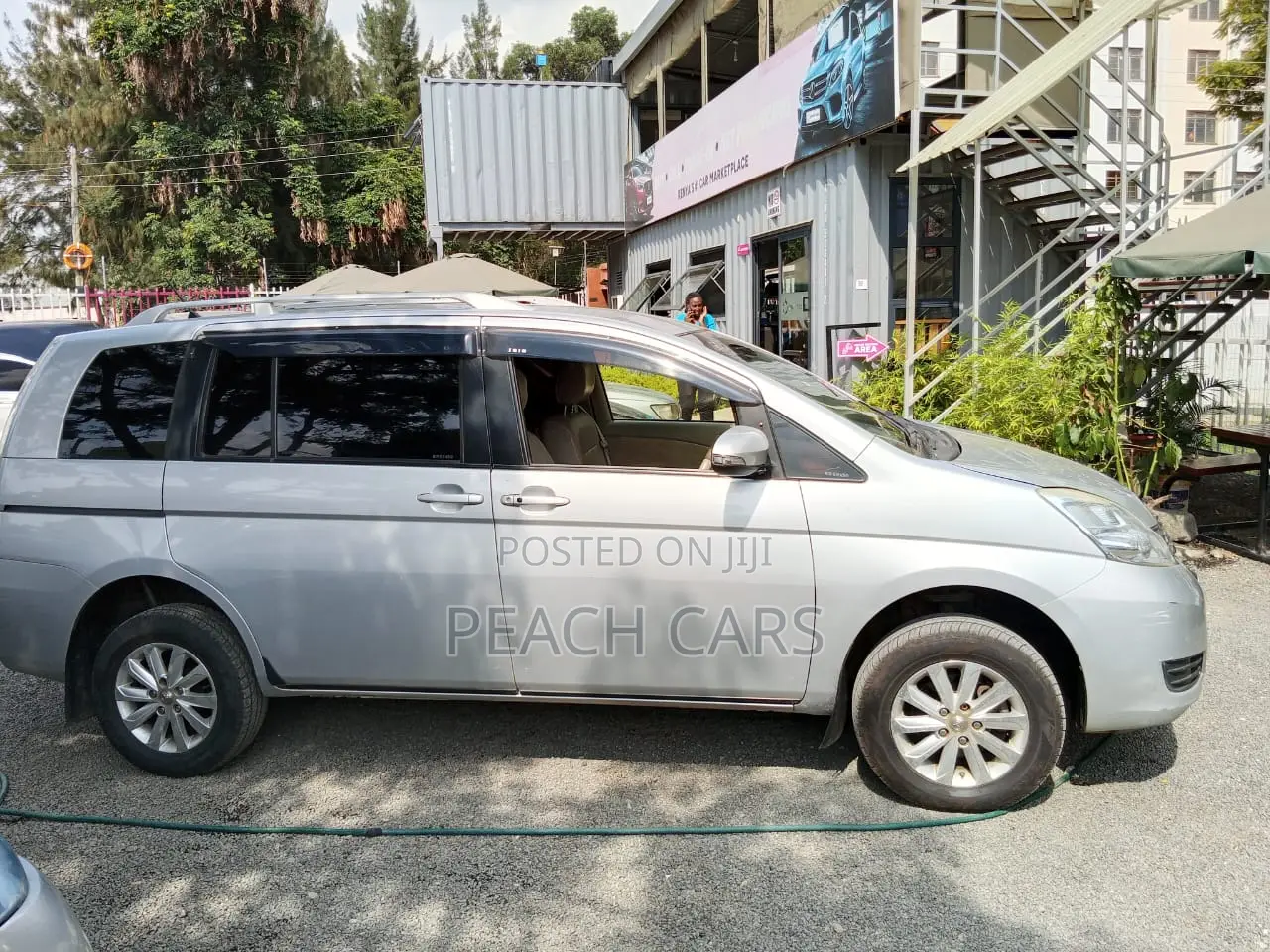 Toyota ISIS 2014 Silver