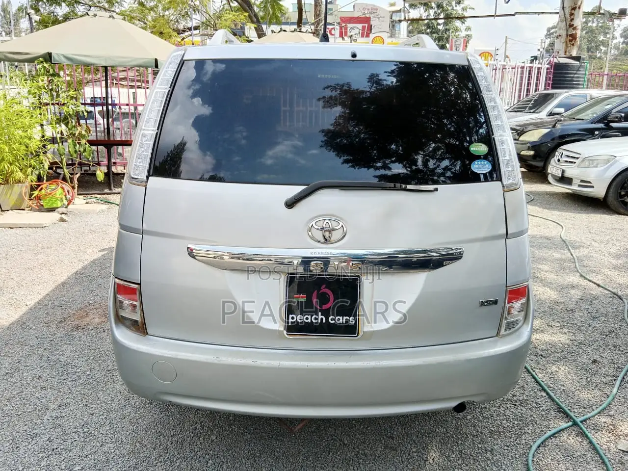 Toyota ISIS 2014 Silver