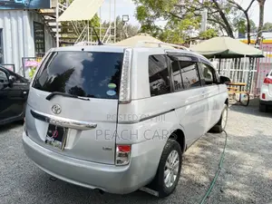 Toyota ISIS 2014 Silver