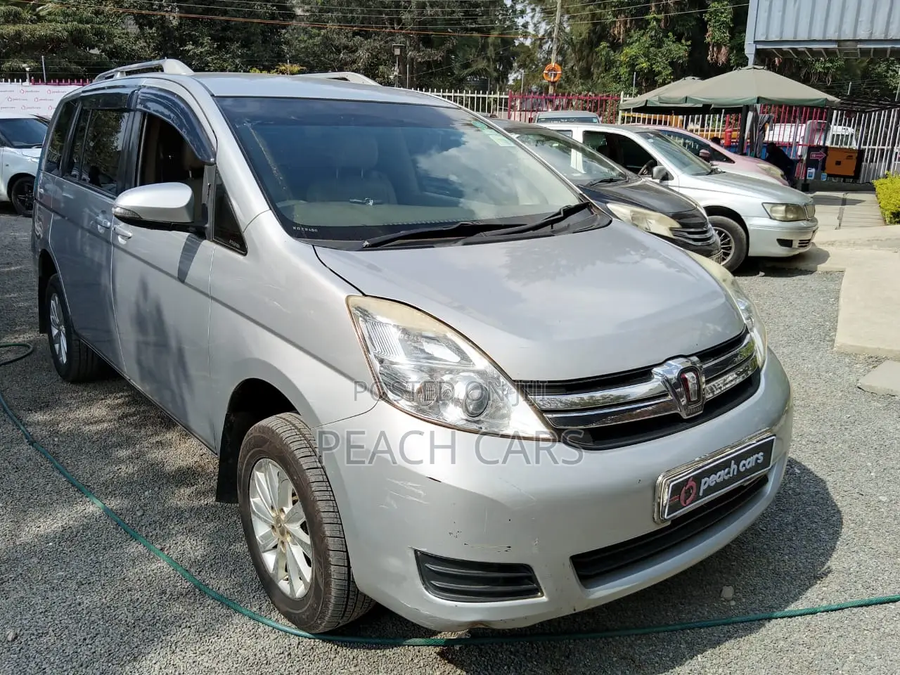 Toyota ISIS 2014 Silver