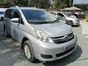 Toyota ISIS 2014 Silver