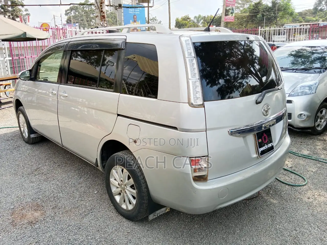 Toyota ISIS 2014 Silver