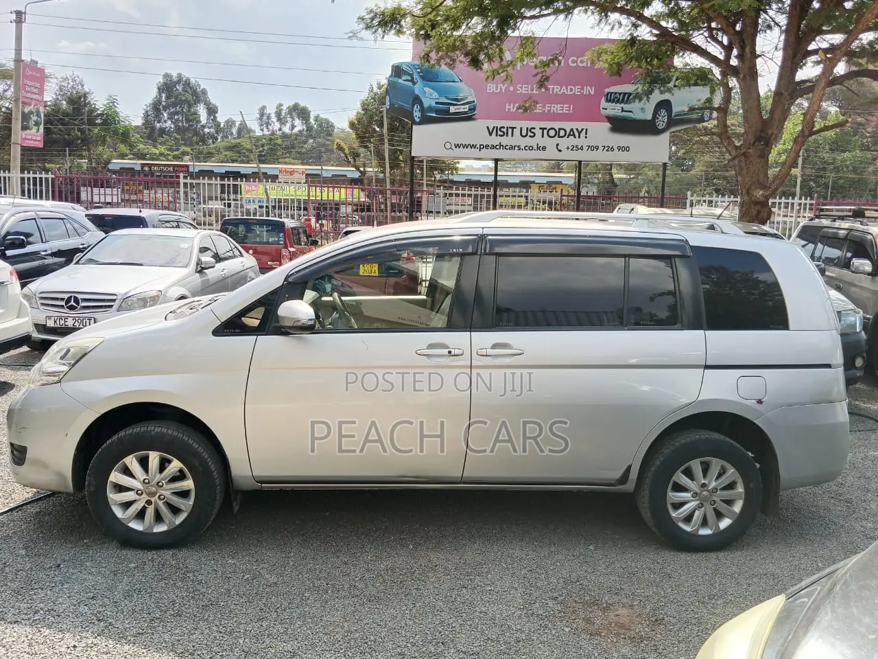 Toyota ISIS 2014 Silver