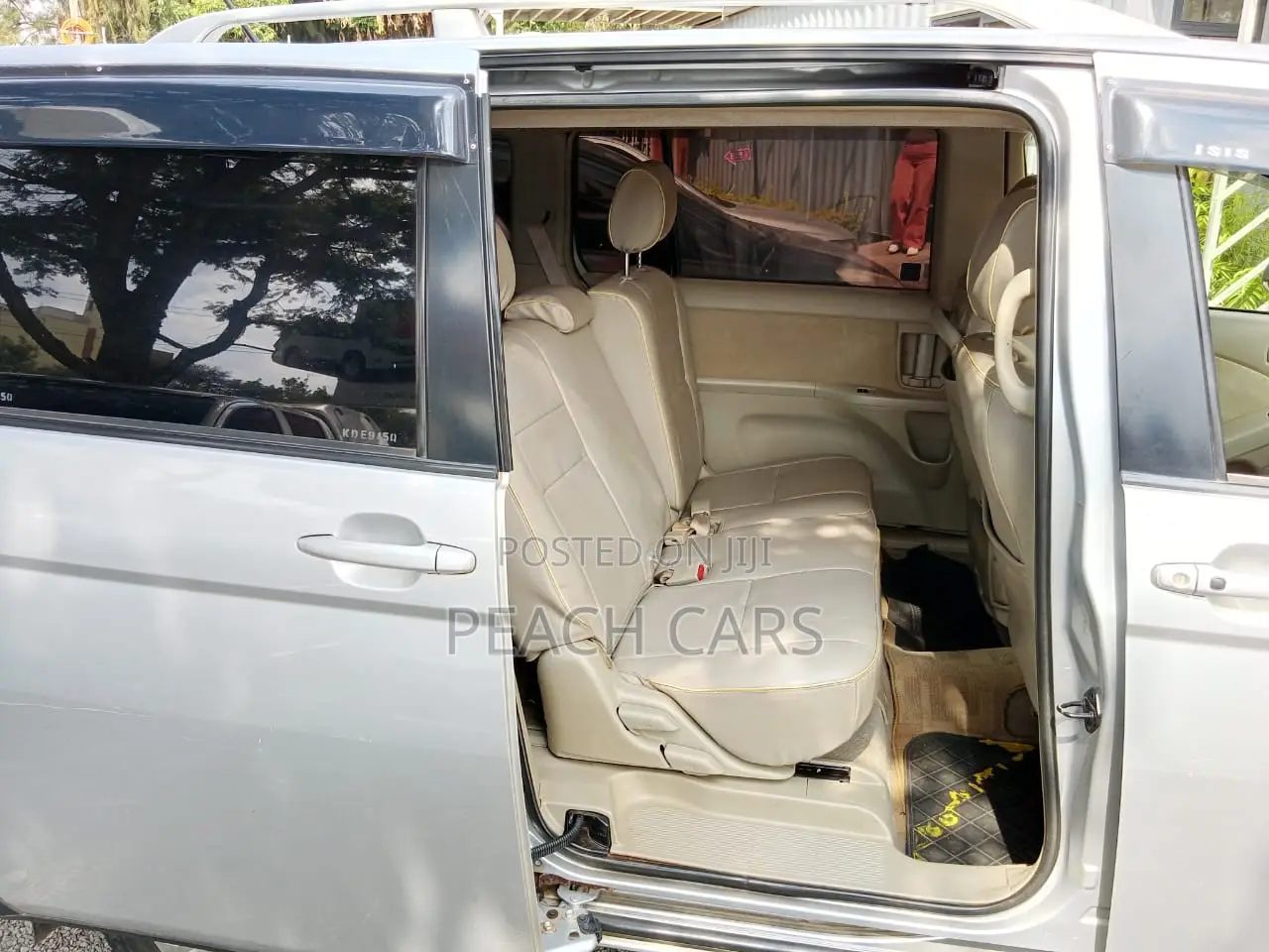 Toyota ISIS 2014 Silver