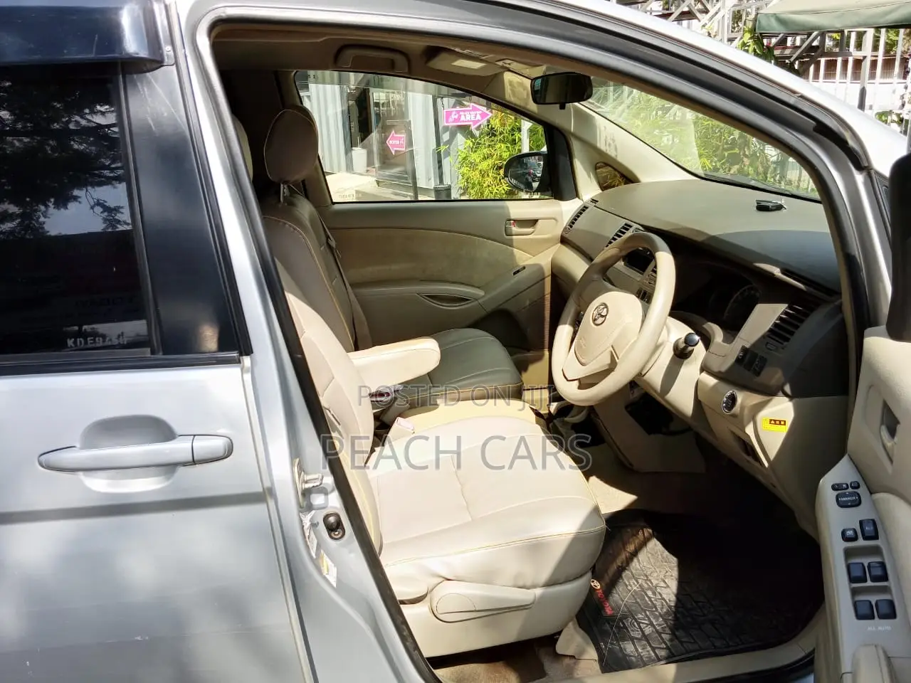 Toyota ISIS 2014 Silver