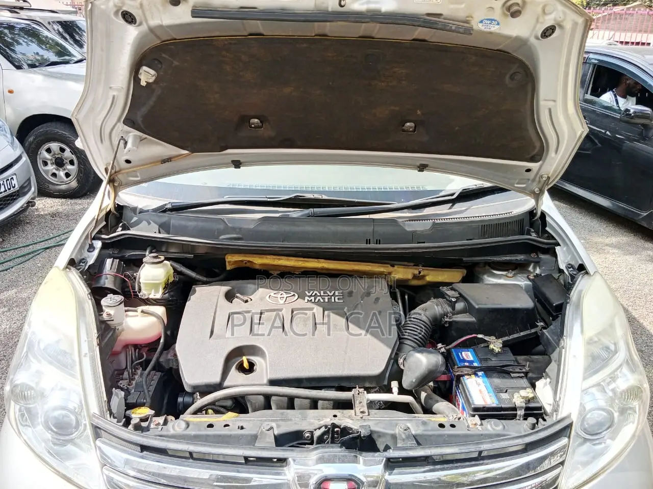 Toyota ISIS 2014 Silver