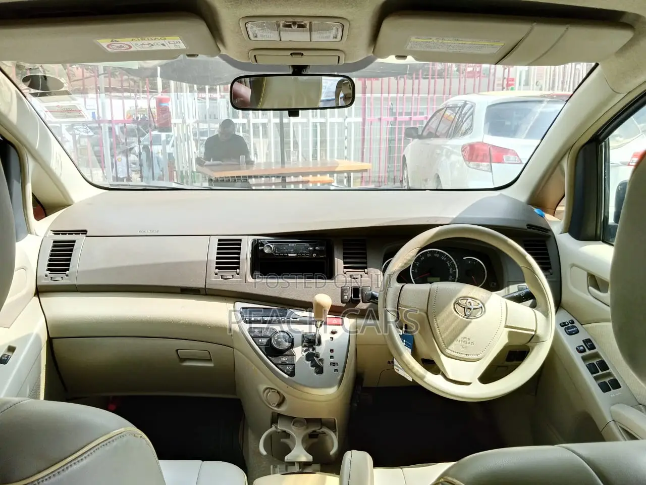 Toyota ISIS 2014 Silver