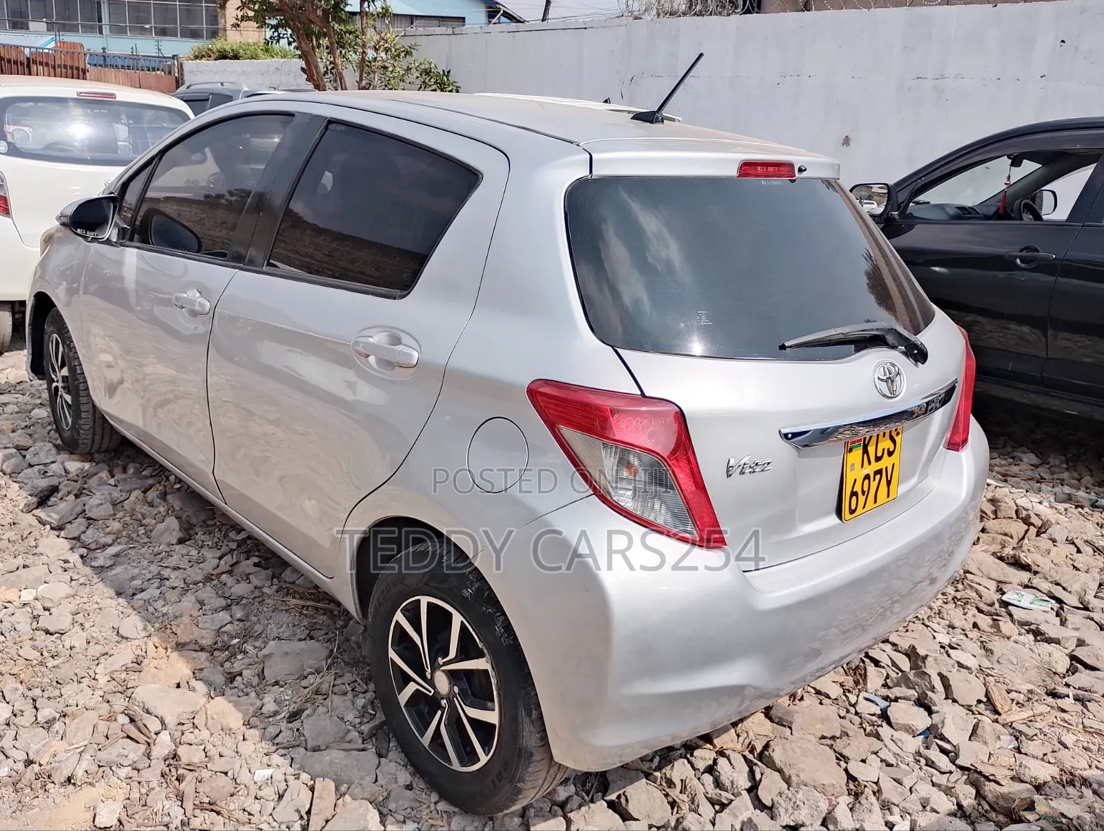 Toyota Vitz 2012 Silver