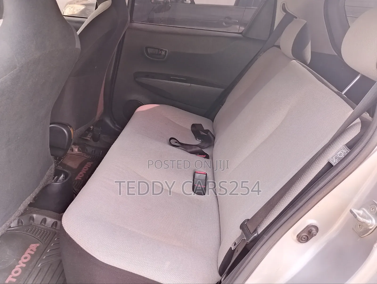 Toyota Vitz 2012 Silver