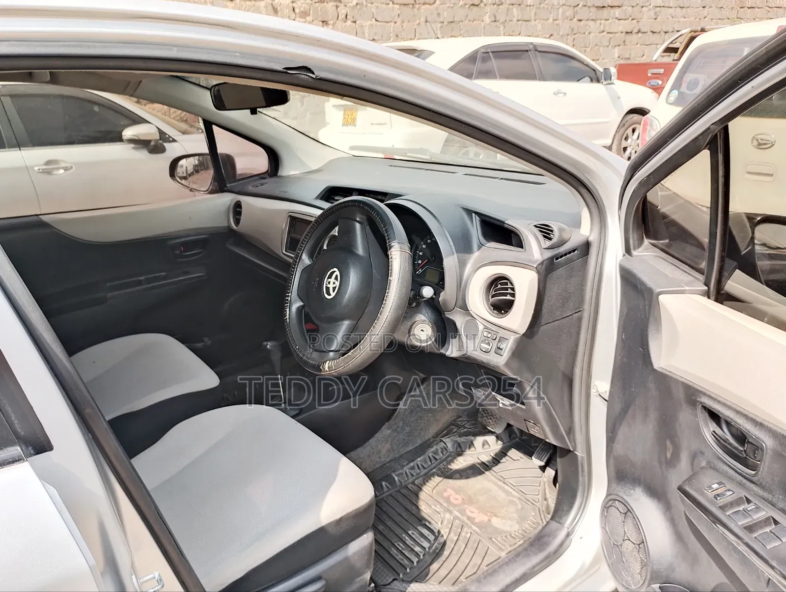 Toyota Vitz 2012 Silver