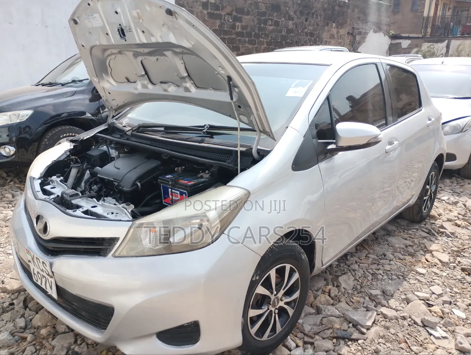 Toyota Vitz 2012 Silver