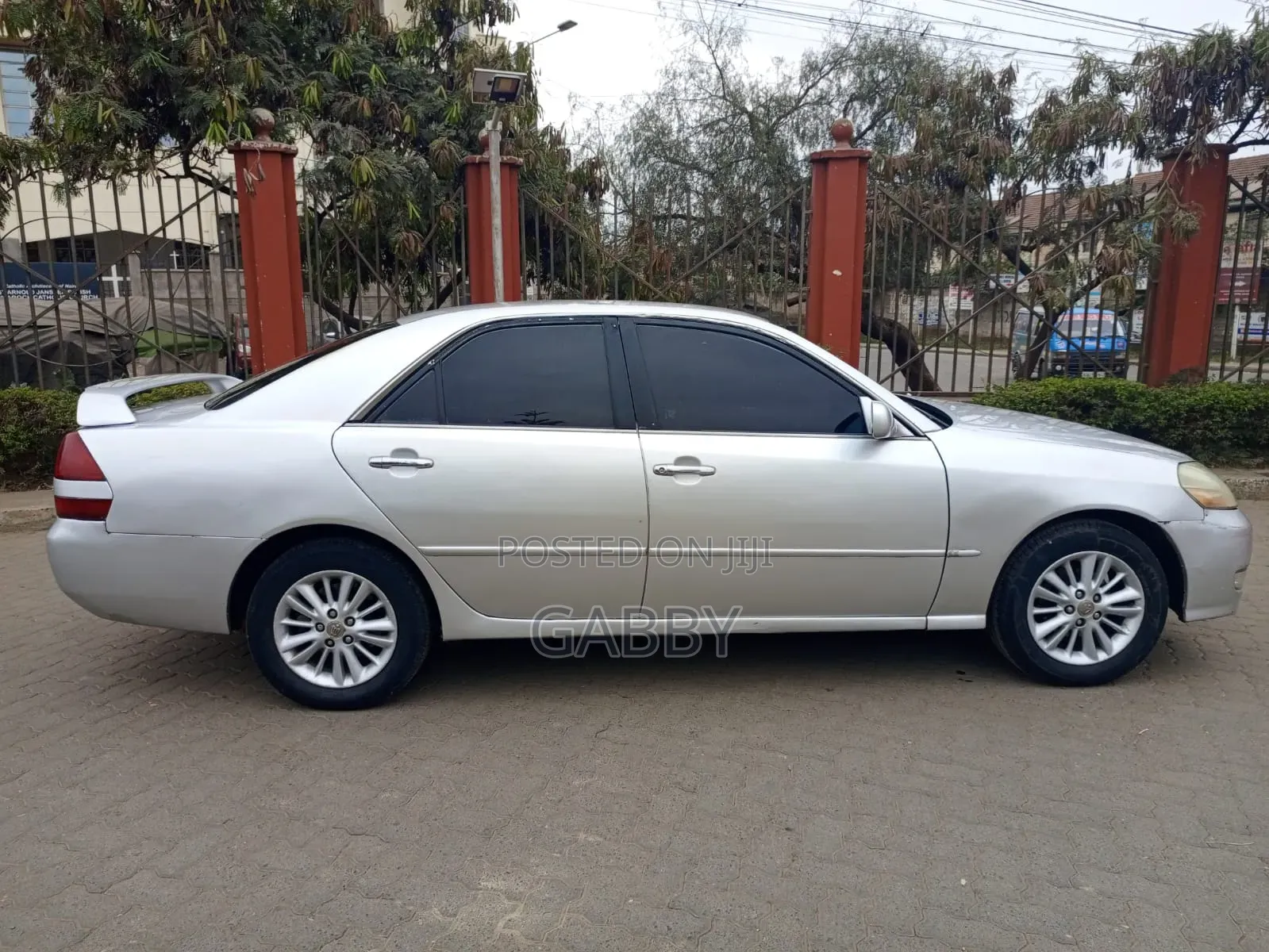 Toyota Mark II 2000 Silver