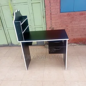 Black and White Manicure Table