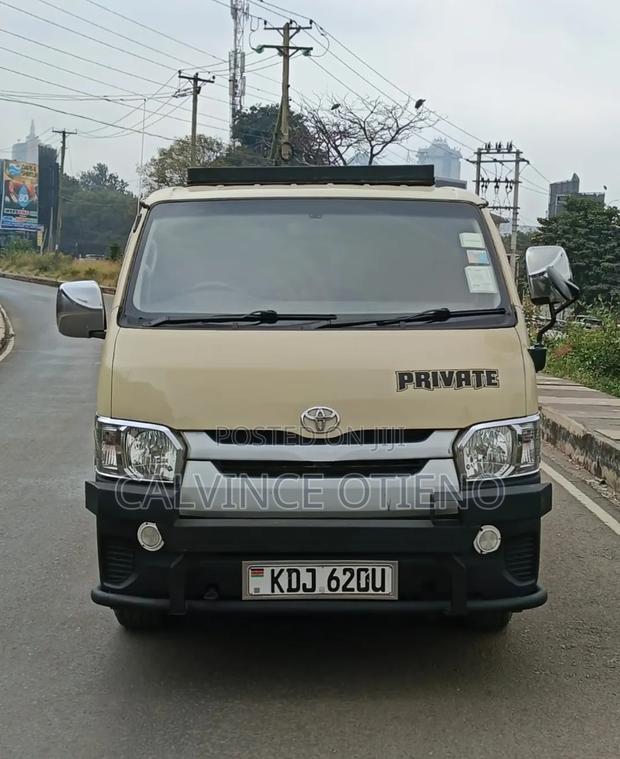 Toyota HiAce 2015 Yellow