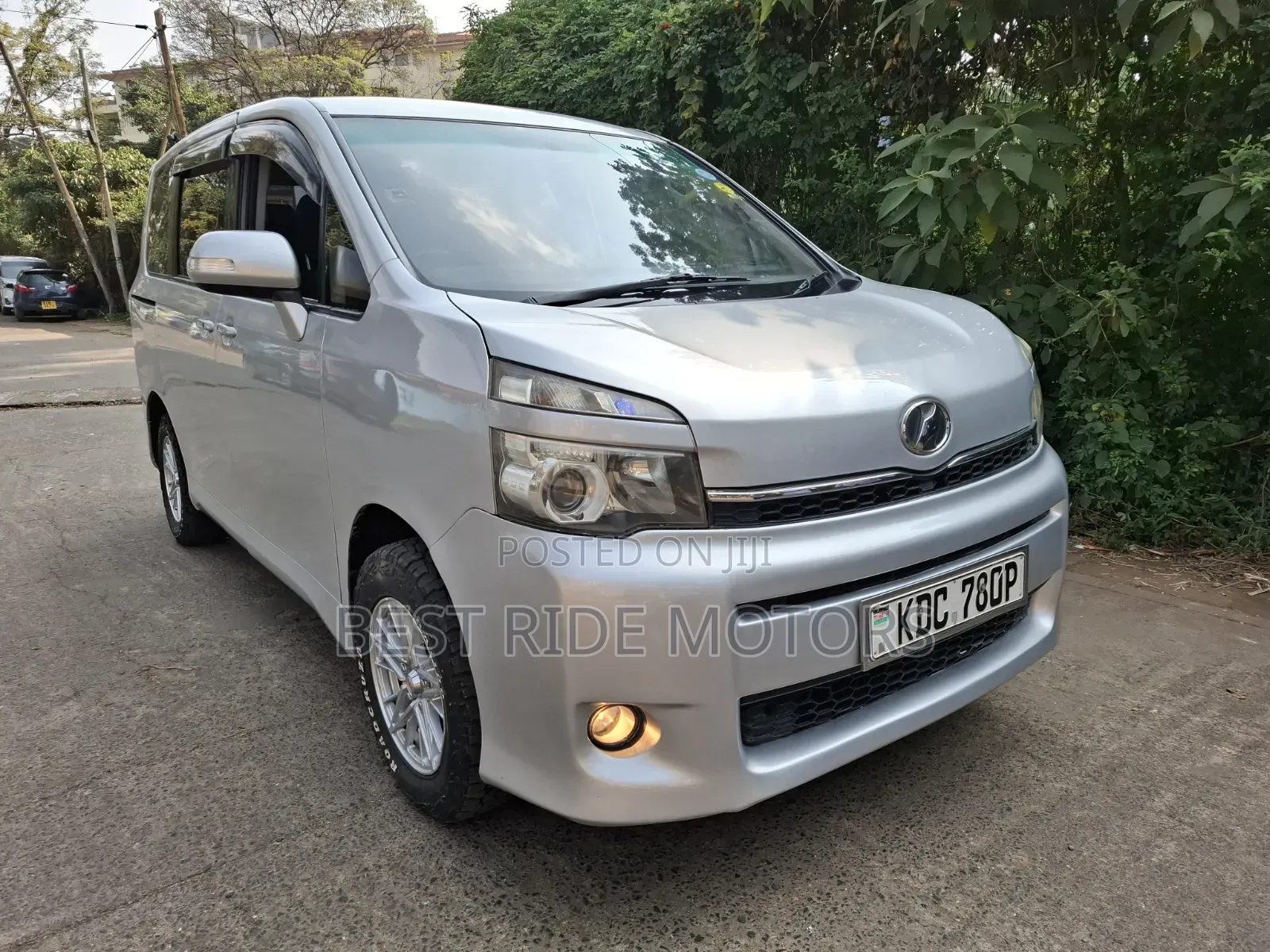 Toyota Voxy 2013 Silver