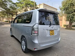 Toyota Voxy 2013 Silver