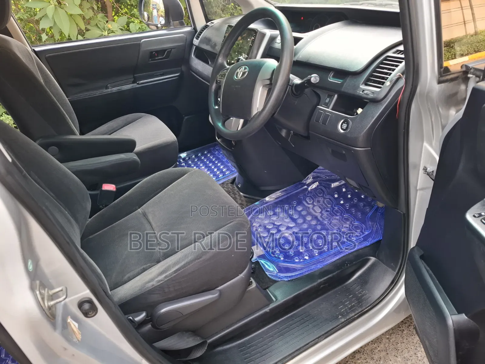 Toyota Voxy 2013 Silver