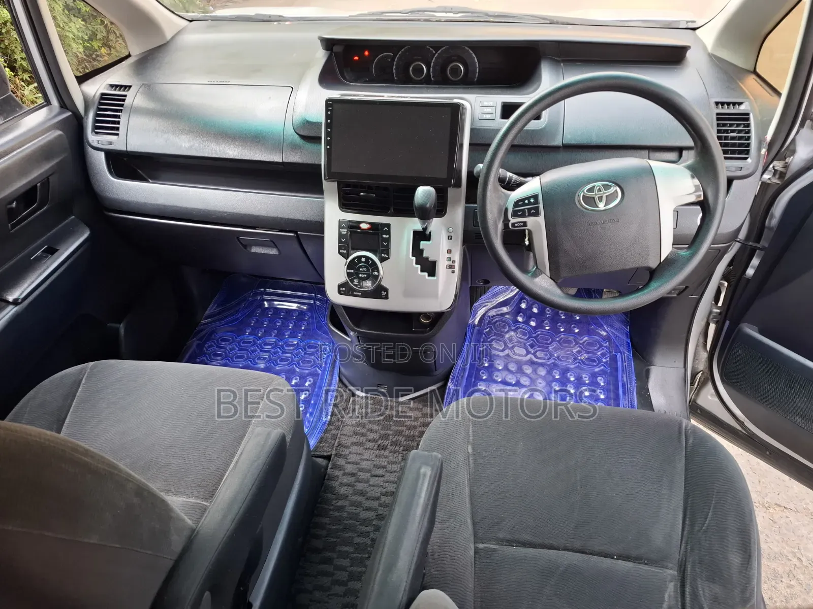 Toyota Voxy 2013 Silver