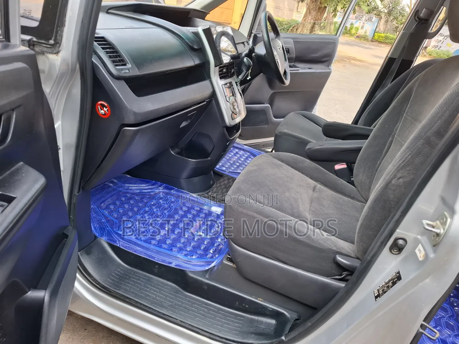 Toyota Voxy 2013 Silver
