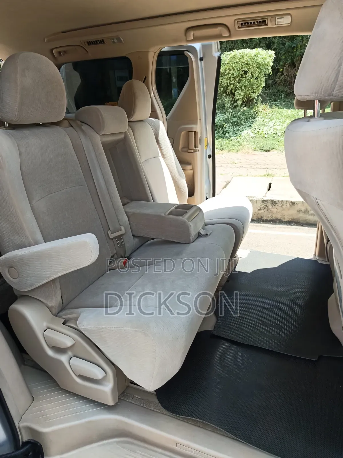 Toyota Vellfire 2011 Silver