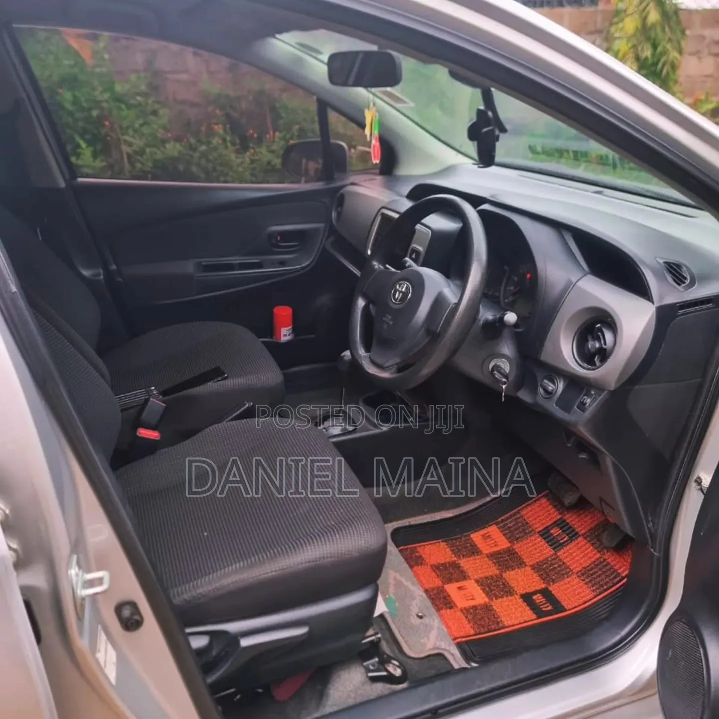 Toyota Vitz 2015 Silver