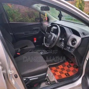 Toyota Vitz 2015 Silver