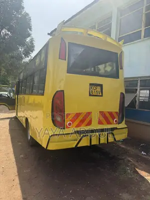 Hino Dutro 2014 Yellow