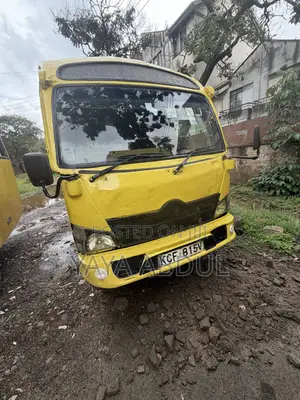 Hino Dutro 2014 Yellow