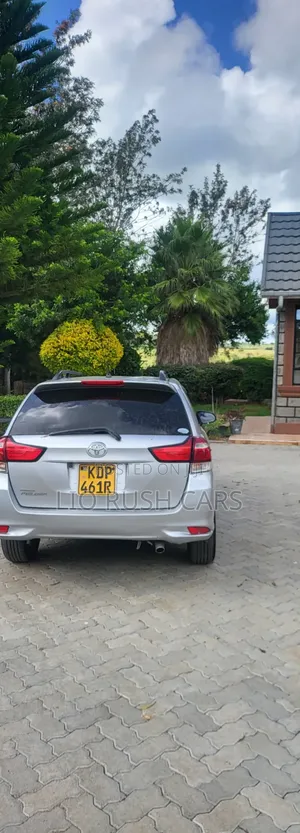 Toyota Corolla Fielder 2017 Silver