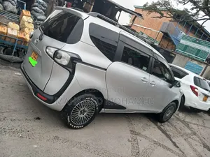 Toyota Sienta 2017 Silver
