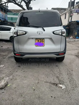 Toyota Sienta 2017 Silver